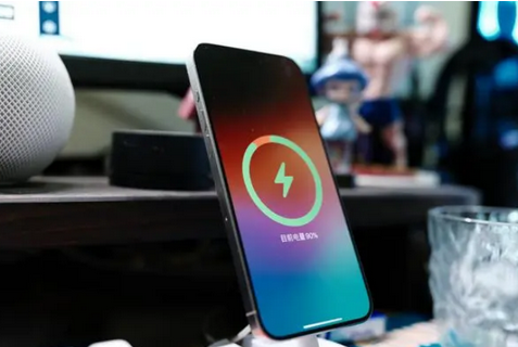 宝塔苹果15换屏服务分享用什么充电器给iPhone15充电更好 